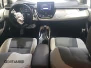 ✅ 2024 Toyota Corolla Hybrid LE • VIN: JTDBCMFE7RJ023180 • Lot: 58773855. Wystawiony na Copart z przebiegiem 22 396 mil. Bezpłatny archiwum sprzedaży aukcyjnych z USA i szczegółowy raport historii pojazdu na DreamBid. Zdjęcie 8.