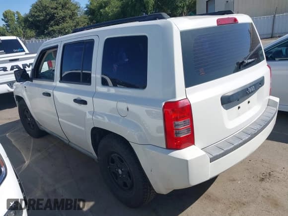 ✅ 2010 Jeep Patriot Sport • VIN: 1J4NT2GA3AD639727 • Lot: 42517340. Listed on IAAI with 215,101 mi. Free auction sales archive from the USA and detailed vehicle history report at DreamBid. Image 3.