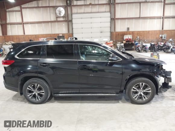 ✅ 2019 Toyota Highlander LE • VIN: 5TDBZRFH9KS939129 • Lot: 42474679. Wystawiony na IAAI z przebiegiem 49 532 mil. Bezpłatny archiwum sprzedaży aukcyjnych z USA i szczegółowy raport historii pojazdu na DreamBid. Zdjęcie 13.