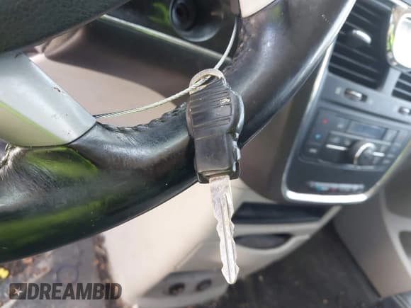 ✅ 2013 Chrysler Town & Country Touring • VIN: 2C4RC1BG4DR790431 • Lot: 43642733. Listed on IAAI with Not provided. Free auction sales archive from the USA and detailed vehicle history report at DreamBid. Image 11.