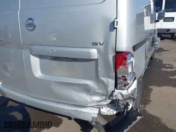 ✅ 2018 Nissan NV200 SV • VIN: 3N6CM0KN0JK700490 • Lot: 43640303. Wystawiony na IAAI z przebiegiem 136 740 mil. Bezpłatny archiwum sprzedaży aukcyjnych z USA i szczegółowy raport historii pojazdu na DreamBid. Zdjęcie 6.