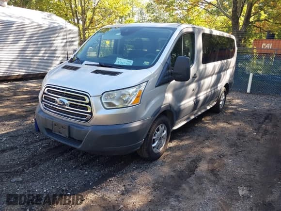 ✅ 2015 Ford Transit XL • VIN: 1FMZK1YM7FKB06341 • Lot: 43267338. Wystawiony na IAAI z przebiegiem 66 667 mil. Bezpłatny archiwum sprzedaży aukcyjnych z USA i szczegółowy raport historii pojazdu na DreamBid. Zdjęcie 17.