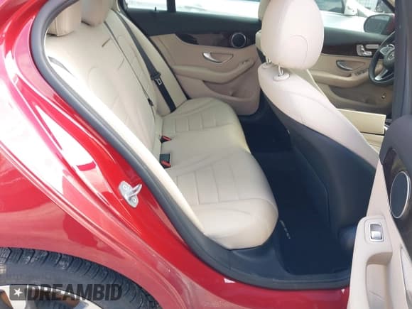 ✅ 2018 Mercedes-Benz C 300 • VIN: 55SWF4KBXJU282471 • Lot: 41702125. Wystawiony na IAAI z przebiegiem 35 192 mil. Bezpłatny archiwum sprzedaży aukcyjnych z USA i szczegółowy raport historii pojazdu na DreamBid. Zdjęcie 8.