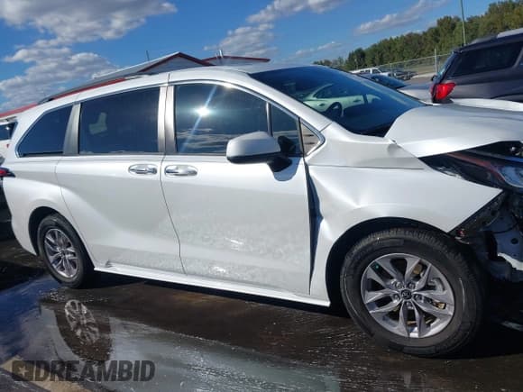 ✅ 2022 Toyota Sienna XLE • VIN: 5TDYRKEC0NS087877 • Lot: 43385541. Listed on IAAI with 102,212 mi. Free auction sales archive from the USA and detailed vehicle history report at DreamBid. Image 14.