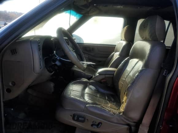 2000 Chevrolet Blazer LS z VIN 1GNDT13W1Y2308767, wystawiony jako Copart lot #78888274 z przebiegiem Nie podano mil oraz Nie do naprawy • Non repairable. Historia ofert i sprzedaży dostępna na DreamBid. Obrazek 7.