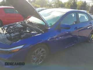 2024 Hyundai Elantra SEL z VIN KMHLM4DG8RU637283, wystawiony jako IAAI lot #43202951 z przebiegiem 32 432 mil mil oraz . Historia ofert i sprzedaży dostępna na DreamBid. Obrazek 6.