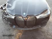 ✅ 2025 BMW iX xDrive50 • VIN: WB523CF06SCT06612 • Lot: 90941865. Wystawiony na Copart z przebiegiem 4 301 mil. Bezpłatny archiwum sprzedaży aukcyjnych z USA i szczegółowy raport historii pojazdu na DreamBid. Zdjęcie 12.