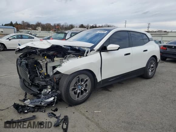 ✅ 2023 BMW iX xDrive50 • VIN: WB523CF03PCL74566 • Lot: 92997495. Wystawiony na Copart z przebiegiem 17 445 mil. Bezpłatny archiwum sprzedaży aukcyjnych z USA i szczegółowy raport historii pojazdu na DreamBid. Zdjęcie 1.