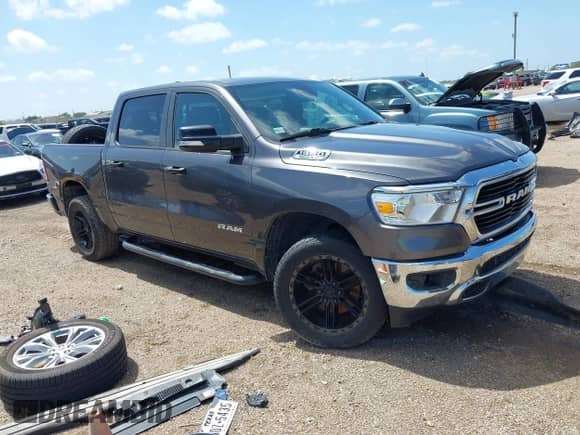2019 Ram 1500 Big Horn z VIN 1C6SRFFT3KN667970, wystawiony jako IAAI lot #42508577 z przebiegiem 81 301 mil mil oraz . Historia ofert i sprzedaży dostępna na DreamBid. Obrazek 1.