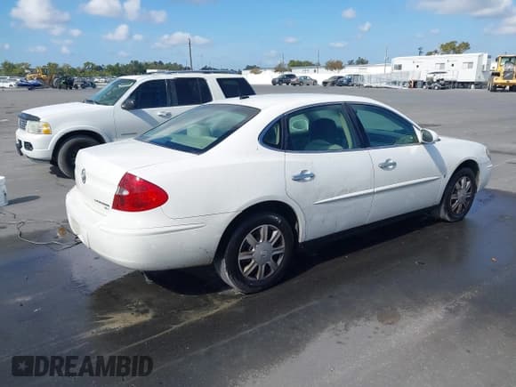 ✅ 2007 Buick LaCrosse CX • VIN: 2G4WC582271246899 • Lot: 43532066. Wystawiony na IAAI z przebiegiem 116 340 mil. Bezpłatny archiwum sprzedaży aukcyjnych z USA i szczegółowy raport historii pojazdu na DreamBid. Zdjęcie 4.