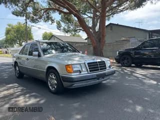 ✅ 1993 Mercedes-Benz 400 E • VIN: WDBEA34E7PB879861 • Лот: 69439435. Опубликован ранее на Copart с пробегом 72 114 миль. Бесплатный доступ к архиву аукционных продаж из США и подробный отчёт об истории автомобиля на DreamBid. Изображение 1.