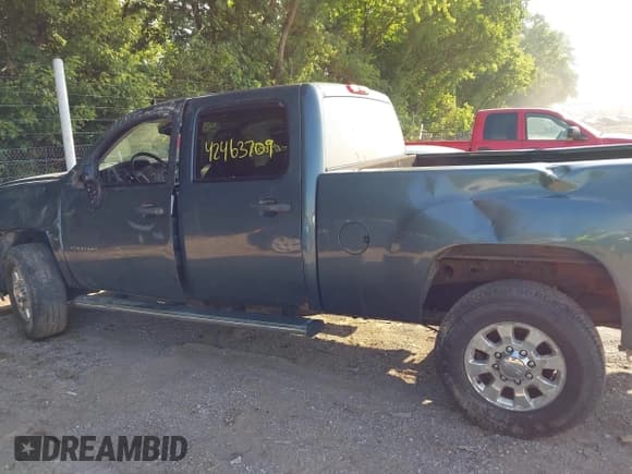 ✅ 2011 GMC Sierra 2500HD SLE • VIN: 1GT120C84BF148426 • Лот: 42463709. Опубликован ранее на IAAI с пробегом 120 380 миль. Бесплатный доступ к архиву аукционных продаж из США и подробный отчёт об истории автомобиля на DreamBid. Изображение 14.