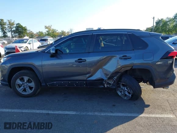 ✅ 2022 Toyota RAV4 XLE • VIN: 2T3W1RFV3NC196552 • Lot: 43136826. Wystawiony na IAAI z przebiegiem 26 833 mil. Bezpłatny archiwum sprzedaży aukcyjnych z USA i szczegółowy raport historii pojazdu na DreamBid. Zdjęcie 14.