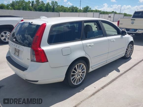 ✅ 2010 Volvo V50 • VIN: YV1382MW3A2555105 • Lot: 42811058. Listed on IAAI with 169,319 mi. Free auction sales archive from the USA and detailed vehicle history report at DreamBid. Image 4.