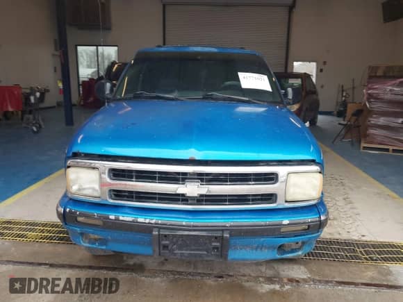 1995 Chevrolet Blazer z VIN 1GNCS13W8S2114825, wystawiony jako IAAI lot #41771021 z przebiegiem 233 239 mil mil oraz . Historia ofert i sprzedaży dostępna na DreamBid. Obrazek 6.