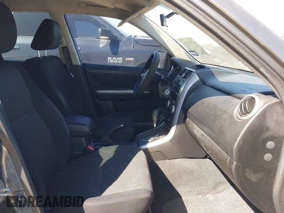 ✅ 2007 Suzuki Grand Vitara • VIN: JS3TE941X74200765 • Lot: 43642172. Wystawiony na IAAI z przebiegiem 78 748 mil. Bezpłatny archiwum sprzedaży aukcyjnych z USA i szczegółowy raport historii pojazdu na DreamBid. Zdjęcie 5.