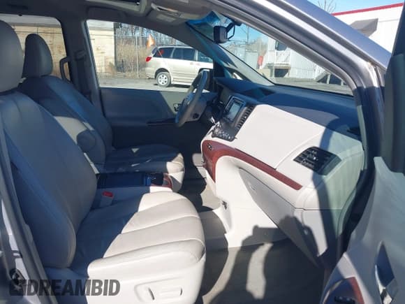 ✅ 2013 Toyota Sienna XLE • VIN: 5TDYK3DC5DS303944 • Lot: 43751073. Wystawiony na IAAI z przebiegiem 124 789 mil. Bezpłatny archiwum sprzedaży aukcyjnych z USA i szczegółowy raport historii pojazdu na DreamBid. Zdjęcie 5.