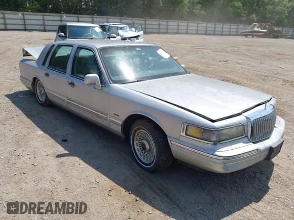 ✅ 1995 Lincoln Town Car Executive • VIN: 1LNLM81W2SY751071 • Lot: 42650123. Wystawiony na IAAI z przebiegiem 133 188 mil. Bezpłatny archiwum sprzedaży aukcyjnych z USA i szczegółowy raport historii pojazdu na DreamBid. Zdjęcie 1.