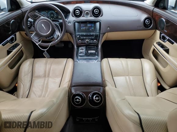 ✅ 2016 Jaguar XJ R-Sport • VIN: SAJWA1C71G8V92642 • Lot: 53094125. Wystawiony na Copart z przebiegiem 98 548 mil. Bezpłatny archiwum sprzedaży aukcyjnych z USA i szczegółowy raport historii pojazdu na DreamBid. Zdjęcie 8.