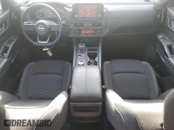 ✅ 2024 Nissan Pathfinder S • VIN: 5N1DR3AC4RC246686 • Lot: 67145305. Wystawiony na Copart z przebiegiem 26 014 mil. Bezpłatny archiwum sprzedaży aukcyjnych z USA i szczegółowy raport historii pojazdu na DreamBid. Zdjęcie 8.