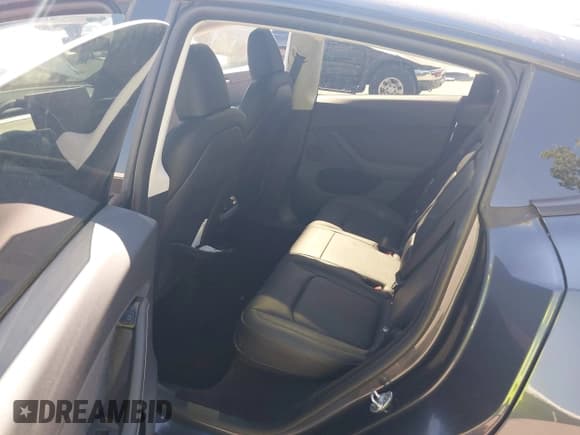 ✅ 2024 Tesla Model Y Long Range • VIN: 7SAYGDEE3RA317084 • Lot: 43374530. Wystawiony na IAAI z przebiegiem 12 885 mil. Bezpłatny archiwum sprzedaży aukcyjnych z USA i szczegółowy raport historii pojazdu na DreamBid. Zdjęcie 8.