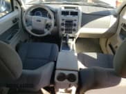 ✅ 2009 Ford Escape Hybrid • VIN: 1FMCU59309KA99802 • Lot: 76239904. Wystawiony na Copart z przebiegiem 109 711 mil. Bezpłatny archiwum sprzedaży aukcyjnych z USA i szczegółowy raport historii pojazdu na DreamBid. Zdjęcie 8.