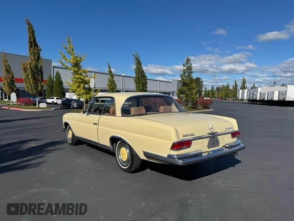 ✅ 1965 Mercedes-Benz 220 • VIN: 11102112057830 • Lot: 86548765. Wystawiony na Copart z przebiegiem 34 605 mil. Bezpłatny archiwum sprzedaży aukcyjnych z USA i szczegółowy raport historii pojazdu na DreamBid. Zdjęcie 3.