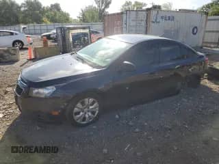 2014 Chevrolet Cruze LS z VIN 1G1PA5SH0E7405696, wystawiony jako Copart lot #71770895 z przebiegiem 118 742 mil mil oraz Szkoda całkowita • Salvage title. Historia ofert i sprzedaży dostępna na DreamBid. Obrazek 1.