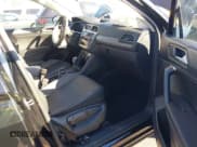 ✅ 2021 Volkswagen Tiguan SE • VIN: 3VV2B7AX1MM075768 • Lot: 43486395. Wystawiony na IAAI z przebiegiem 49 298 mil. Bezpłatny archiwum sprzedaży aukcyjnych z USA i szczegółowy raport historii pojazdu na DreamBid. Zdjęcie 5.