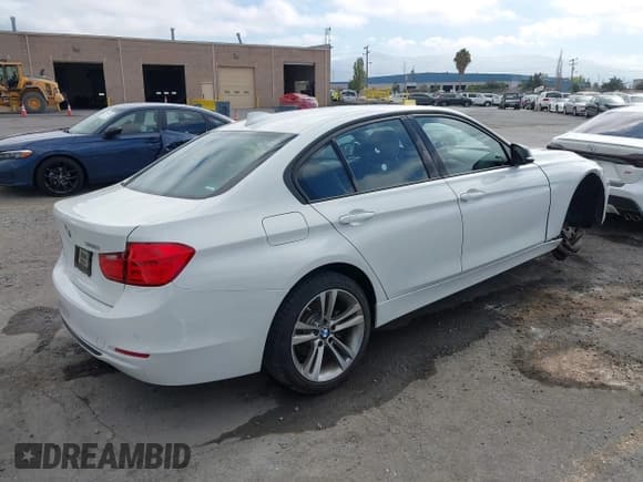 ✅ 2015 BMW 3 Series 328i • VIN: WBA3C1C53FK124887 • Lot: 43171371. Listed on IAAI with 62,577 mi. Free auction sales archive from the USA and detailed vehicle history report at DreamBid. Image 4.
