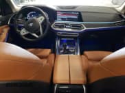 ✅ 2022 BMW X7 xDrive40i • VIN: 5UXCW2C02N9L06010 • Lot: 60097765. Wystawiony na Copart z przebiegiem 25 889 mil. Bezpłatny archiwum sprzedaży aukcyjnych z USA i szczegółowy raport historii pojazdu na DreamBid. Zdjęcie 8.