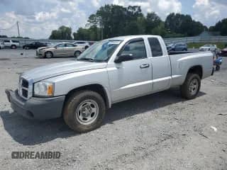 2007 Dodge Dakota ST z VIN 1D7HE22KX7S186522, wystawiony jako Copart lot #63594315 z przebiegiem 189 970 mil mil oraz Szkoda całkowita • Salvage title. Historia ofert i sprzedaży dostępna na DreamBid. Obrazek 1.