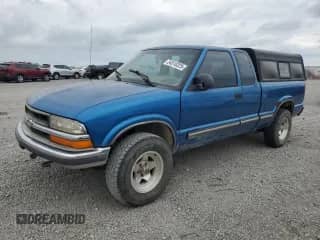 2000 Chevrolet S-10 LS с VIN 1GCDT19W0YK211205, выставлен на аукционе Copart как лот 54510325 с пробегом 155 665 миль миль и Списание • Salvage title. История ставок и продаж доступна на DreamBid. Изображение 1.