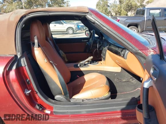 ✅ 2006 Mazda MX-5 Miata MX-5 • VIN: JM1NC25F260120719 • Lot: 43504805. Wystawiony na IAAI z przebiegiem 159 993 mil. Bezpłatny archiwum sprzedaży aukcyjnych z USA i szczegółowy raport historii pojazdu na DreamBid. Zdjęcie 5.