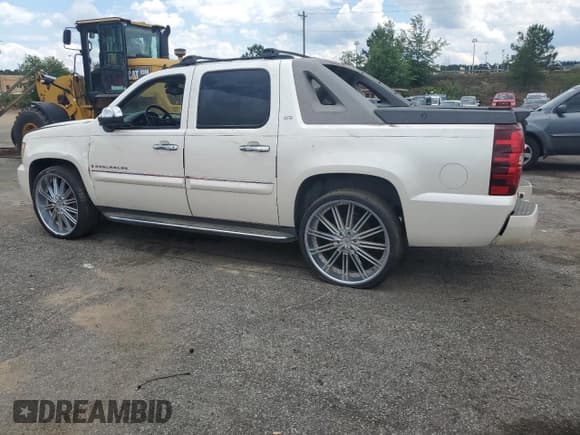 ✅ 2008 Chevrolet Avalanche 2LT • VIN: 3GNEC12048G233569 • Lot: 56966565. Wystawiony na Copart z przebiegiem 17 228 mil. Bezpłatny archiwum sprzedaży aukcyjnych z USA i szczegółowy raport historii pojazdu na DreamBid. Zdjęcie 2.