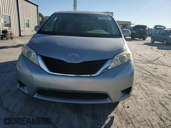 ✅ 2013 Toyota Sienna LE • VIN: 5TDKK3DC5DS323908 • Lot: 91250005. Wystawiony na Copart z przebiegiem 121 149 mil. Bezpłatny archiwum sprzedaży aukcyjnych z USA i szczegółowy raport historii pojazdu na DreamBid. Zdjęcie 15.