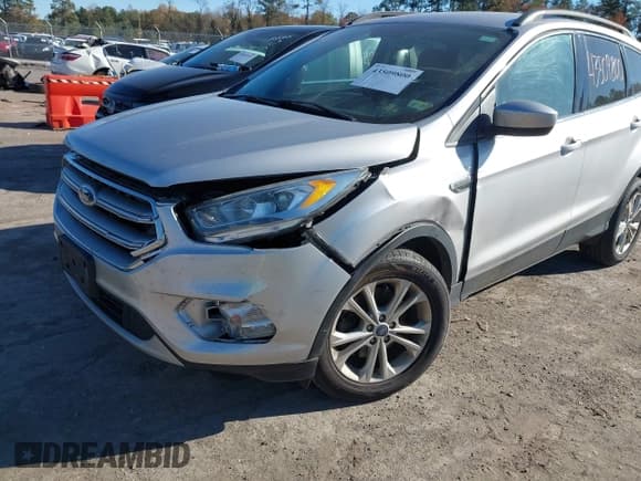 ✅ 2017 Ford Escape SE • VIN: 1FMCU9GD2HUC20044 • Lot: 43509800. Wystawiony na IAAI z przebiegiem 124 933 mil. Bezpłatny archiwum sprzedaży aukcyjnych z USA i szczegółowy raport historii pojazdu na DreamBid. Zdjęcie 6.