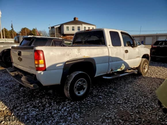 ✅ 2001 Chevrolet Silverado 2500HD LS • VIN: 1GCHC29U91E328534 • Лот: 94580385. Опубликован ранее на Copart с пробегом 124 444 миль. Бесплатный доступ к архиву аукционных продаж из США и подробный отчёт об истории автомобиля на DreamBid. Изображение 3.