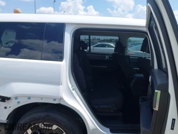 ✅ 2025 Hyundai Santa Fe SE • VIN: 5NMP14GL6SH134811 • Lot: 43112938. Wystawiony na IAAI z przebiegiem 7 924 mil. Bezpłatny archiwum sprzedaży aukcyjnych z USA i szczegółowy raport historii pojazdu na DreamBid. Zdjęcie 8.