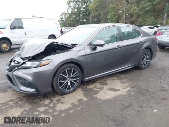 ✅ 2022 Toyota Camry Hybrid SE • VIN: 4T1G31AK9NU593171 • Лот: 43394912. Опубликован ранее на IAAI с пробегом 175 318 миль. Бесплатный доступ к архиву аукционных продаж из США и подробный отчёт об истории автомобиля на DreamBid. Изображение 2.