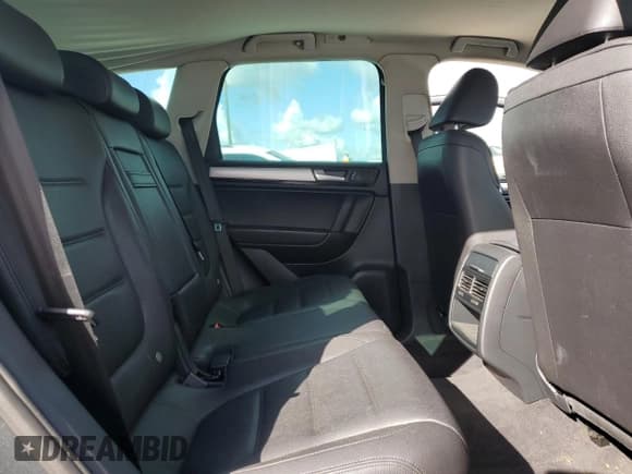 ✅ 2012 Volkswagen Touareg Lux • VIN: WVGEF9BP6CD006266 • Lot: 86142465. Listed on Copart with 139,871 mi. Free auction sales archive from the USA and detailed vehicle history report at DreamBid. Image 11.