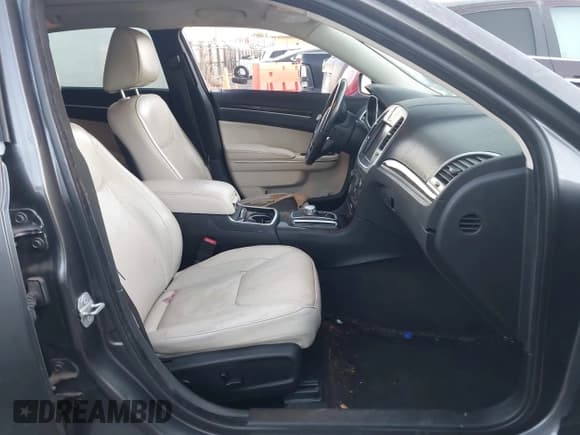 ✅ 2016 Chrysler 300 C • VIN: 2C3CCAEG7GH212131 • Lot: 43579602. Listed on IAAI with 185,895 mi. Free auction sales archive from the USA and detailed vehicle history report at DreamBid. Image 5.