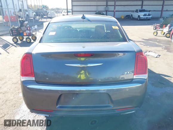 ✅ 2015 Chrysler 300 Limited • VIN: 2C3CCAAG1FH898994 • Lot: 43698221. Wystawiony na IAAI z przebiegiem 142 670 mil. Bezpłatny archiwum sprzedaży aukcyjnych z USA i szczegółowy raport historii pojazdu na DreamBid. Zdjęcie 16.