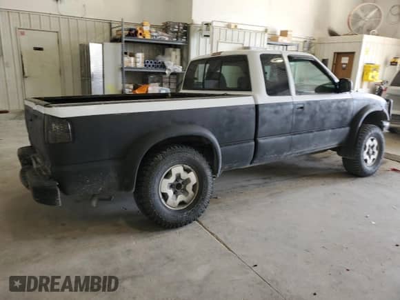 2002 Chevrolet S-10 LS with VIN 1GCCT19W628260747, listed as a Copart auction lot 84025505 with 148,588 mi miles and Salvage title. Bid and sale history available at DreamBid. Image 3.