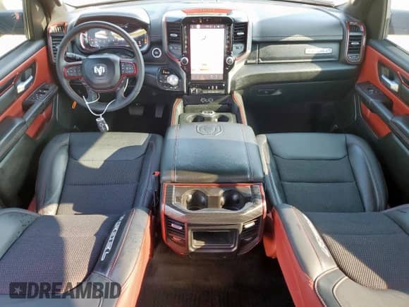 2025 Ram 1500 Rebel z VIN 1C6SRFLP0SN633704, wystawiony jako Copart lot #70535985 z przebiegiem 7 886 mil mil oraz Czysty tytuł • Clean title. Historia ofert i sprzedaży dostępna na DreamBid. Obrazek 8.