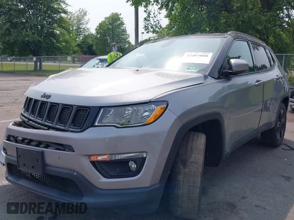 ✅ 2018 Jeep Compass Latitude • VIN: 3C4NJDBB2JT313502 • Lot: 42497008. Listed on IAAI with 125,919 mi. Free auction sales archive from the USA and detailed vehicle history report at DreamBid. Image 2.