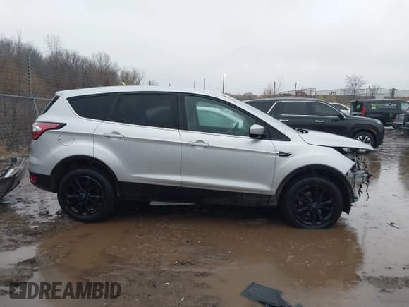 ✅ 2017 Ford Escape SE • VIN: 1FMCU0GD1HUE39735 • Lot: 41465712. Wystawiony na IAAI z przebiegiem 115 747 mil. Bezpłatny archiwum sprzedaży aukcyjnych z USA i szczegółowy raport historii pojazdu na DreamBid. Zdjęcie 14.