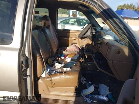 ✅ 1999 Chevrolet Silverado 1500 LT • VIN: 1GCEC19T9XE210125 • Lot: 43629583. Wystawiony na IAAI z przebiegiem Nie podano mil. Skorzystaj z bezpłatnego archiwum sprzedaży aukcyjnych z USA i zobacz szczegółowy raport historii pojazdu na DreamBid. Zdjęcie 5.