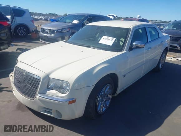 ✅ 2005 Chrysler 300 C • VIN: 2C3JA63H25H576637 • Lot: 43500412. Wystawiony na IAAI z przebiegiem 62 906 mil. Bezpłatny archiwum sprzedaży aukcyjnych z USA i szczegółowy raport historii pojazdu na DreamBid. Zdjęcie 2.