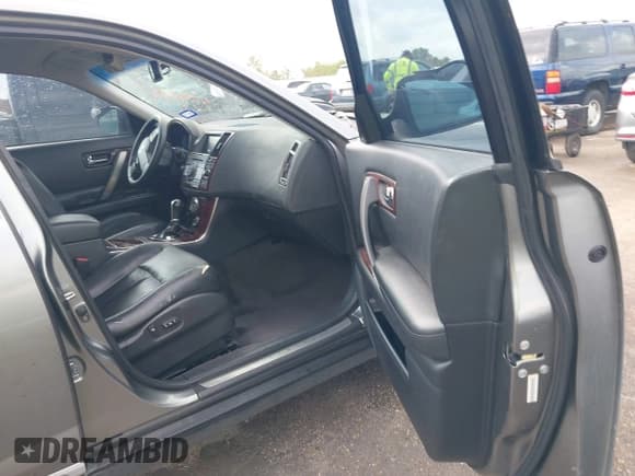 ✅ 2008 Infiniti FX • VIN: JNRAS08UX8X100583 • Lot: 43762756. Wystawiony na IAAI z przebiegiem 158 882 mil. Bezpłatny archiwum sprzedaży aukcyjnych z USA i szczegółowy raport historii pojazdu na DreamBid. Zdjęcie 5.